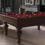 Billard en bois devant une cheminée
