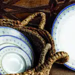 Assiettes de différentes tailles dans un panier en osier