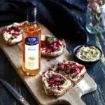 Bouteille d'huile de sésame avec tartines apéritives