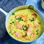 Soupe avec morceaux de saumon