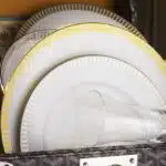 Coffret de plusieurs assiettes et verres