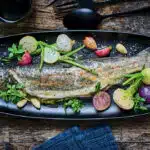 Truite dans plat de service avec petit légumes