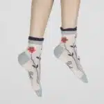 Socquettes femmes avec des fleurs rouges