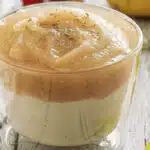 Bol de quinoa, avec cuillère en plastique posée à côté.