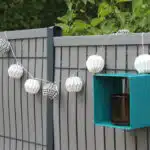 Brise vue gris clair avec guirlande lumineuse