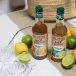 2 bouteilles de sirop Meneau avec des citrons et presse citrons
