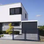 portail ajouré devant maison contemporaine