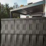 Brises-vues grise devant maison contemporaine