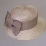 Chapeau de femme avec un ruban large