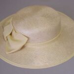Chapeau de femme avec un ruban