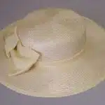 Chapeau de femme avec un ruban