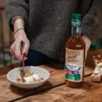 Femme mélangeant des céréales avec du sirop Meneau