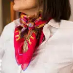 Foulard en soie très coloré dans les tons rouges autour du coup d'un efemme