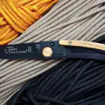 Couteau de poche posé sur des corde de bâteau