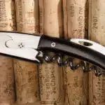 Couteau de sommelier sur des bouchons en liège