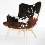 Fauteuil en peau de vache et pieds en bois