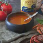 Soupe de poisson dans une jolie assiette