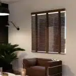 Store venitien marron avec canapé dessous