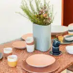 Table avec plusieurs verres et assiettes