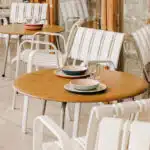 Assiettes plates et creuses sur table en terrasse