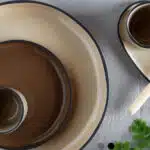 Assiette et tasse dans différentes teintes de marrons