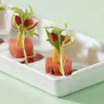 Plat rectangle blanc avec petites bouchées gourmandes