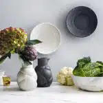 Plats, assiettes et pots à eau blanc et noir avec des choux et des fleurs
