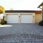 double porte de garage blanche