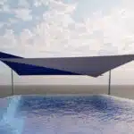 Voilage d'ombrage devant une piscine