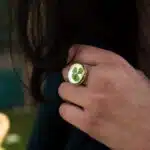 bague avec trèfle dans une résine
