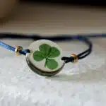 Tréfle dans une résine pour un bracelet original