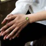 bracelet avec 2 branches et un trèfle dans une résine