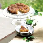 Kouign-amann servi dans une assiette à dessert