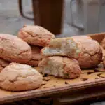 Macarons à l'amande sur un plat