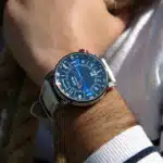 Montre avec élément bleu