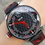 Montre avec touche de rouge, spéciale pour Golf
