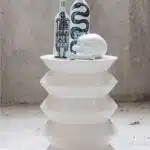 Guéridon blanc avec vases blanc et noir posés desus