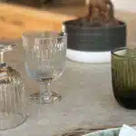 Verres de la verrerie La Rochère posés sur une table