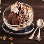 Belle coupe en verre avec boule de glace