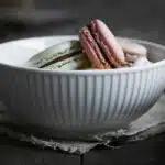 Coupe plissée en faience blanche avec macarons