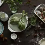 Divers plat en faience blanche vus par dessus sur une table