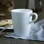 Tasse en faience blanche avec petits gâteaux
