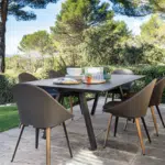 table et chaises sur une terrasse