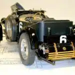 Maquette de voiture ancienne noire, de dos