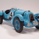 Maquette de voiture ancienne bleue