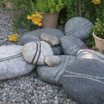 plusieurs coussins en forme de pierre (en feutre de laine)