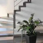 Escalier avec angle en fer et bois avec plante verte