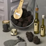 Truffes noires dans un plat et bouteille d'huile