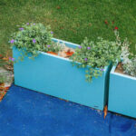 Jardinière bleue avec plantes