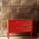 Commode rouge avec poignées couleur or